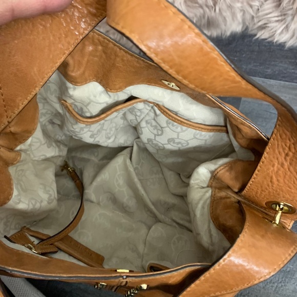 Michael Kors brown soft leather shoulder bag. - Picture 3 of 3